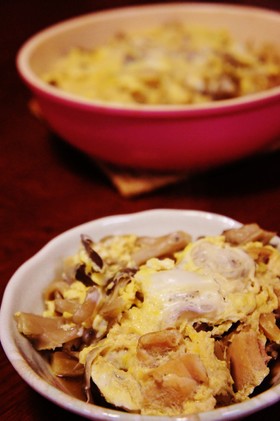 香りとうま味が最高♪舞茸と鶏肉の卵とじ