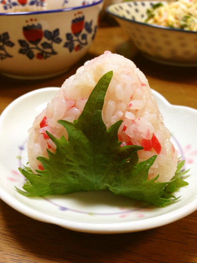 酢飯で☆紅生姜と大葉のおにぎりの写真