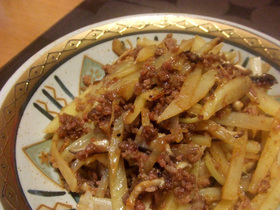 じゃが芋とひき肉のオイスター炒め