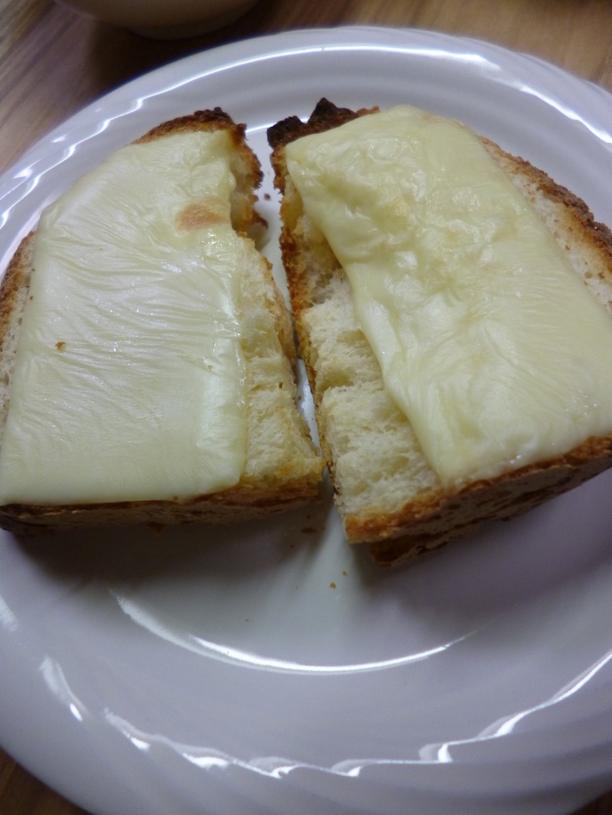 ヨーグルト入り食パンのチーズトーストの画像