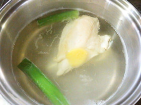 ゆで鶏~鶏胸肉でもパサパサしない方法