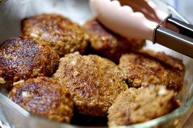 ハーブを効かせたドイツのハンバーグ