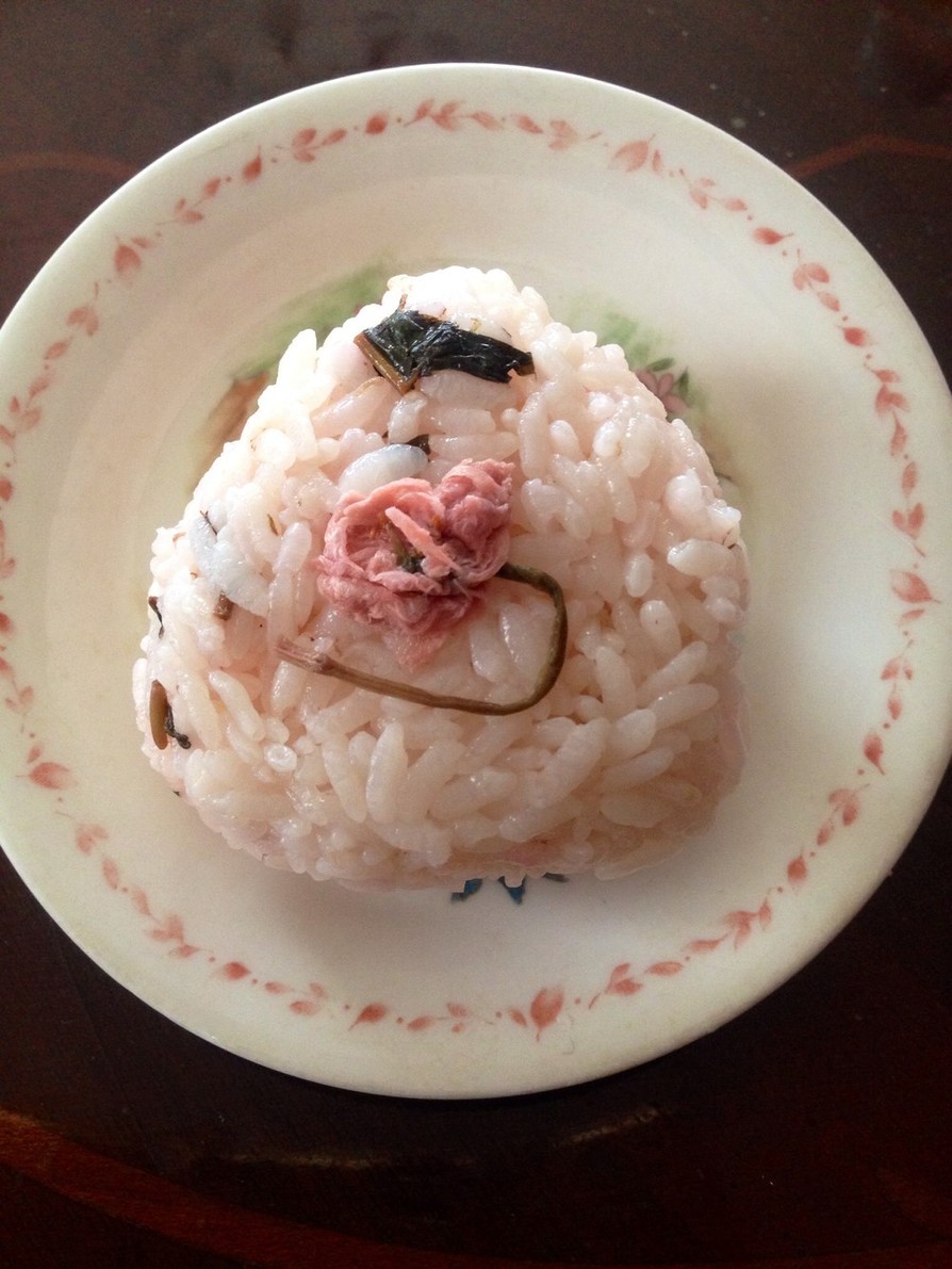 桜ご飯おにぎりの画像