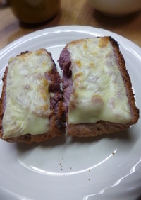 紫芋＆ライ麦入り食パンのチーズトースト