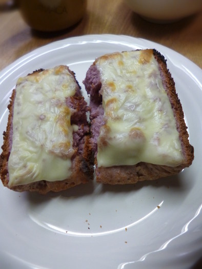 紫芋＆ライ麦入り食パンのチーズトーストの写真