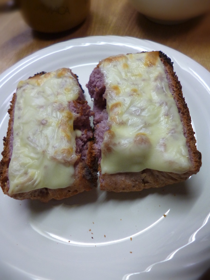 紫芋＆ライ麦入り食パンのチーズトーストの画像