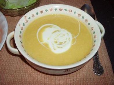 英国風リンゴのカレースープの写真