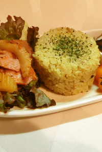 カレー風味の穀米と野菜ベーコン朝食ランチ