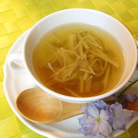 ごぼうが香る♡キノコのコンソメスープ