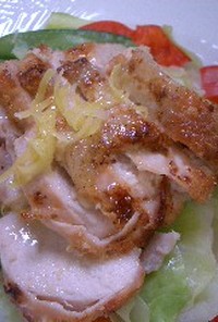 カリカリ鶏胸肉のレモンバターソース