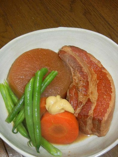豚バラ肉かたまりと大根の味噌煮の写真