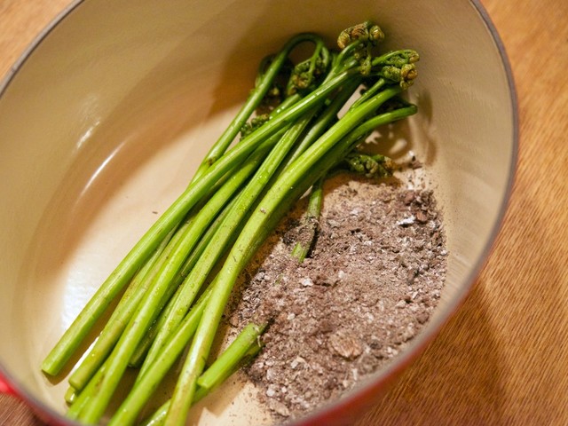 本物の灰deわらびのあくぬき レシピ 作り方 By こま川めし クックパッド 簡単おいしいみんなのレシピが374万品