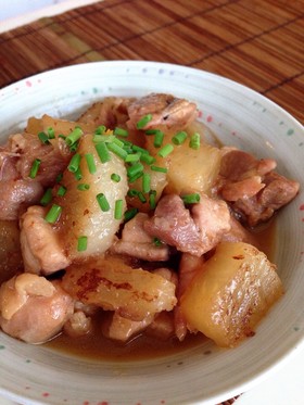 ヨシダソースで簡単♪鶏肉と大根の煮物
