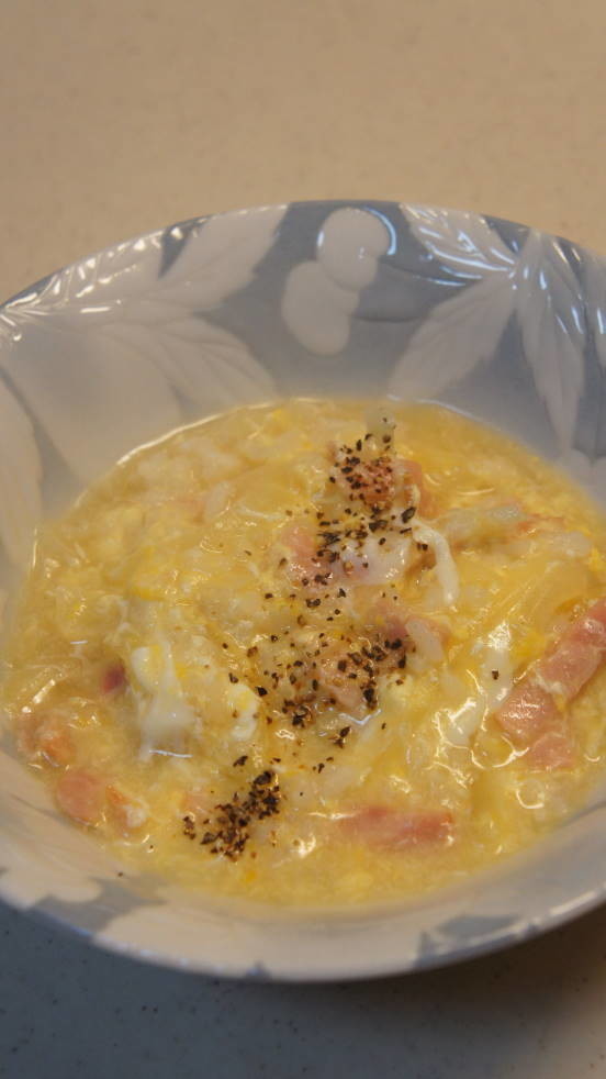 朝から、卵、ベーコン入りのリゾットの画像