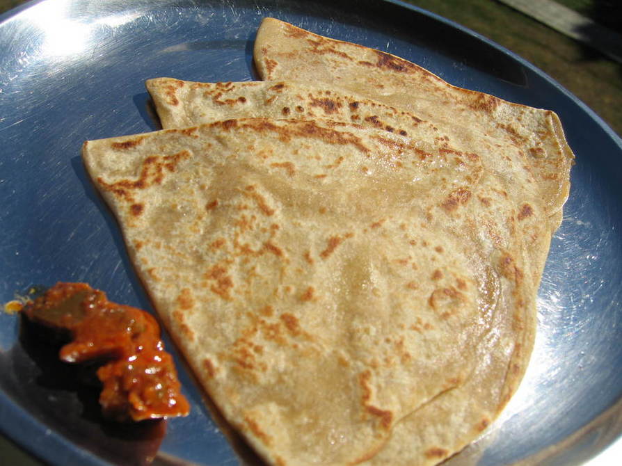 パラタ：油を練りこんだインドのパンの画像
