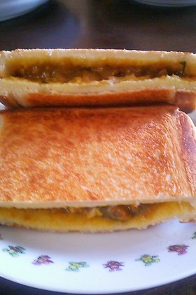 ホットサンドにカレー挟めちゃいました♪