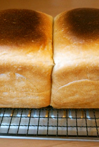 国産小麦粉と全粒粉でふんわり食パン