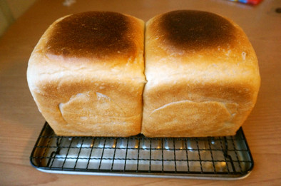 国産小麦粉と全粒粉でふんわり食パンの写真