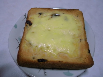 レーズンパンでチーズトーストの写真