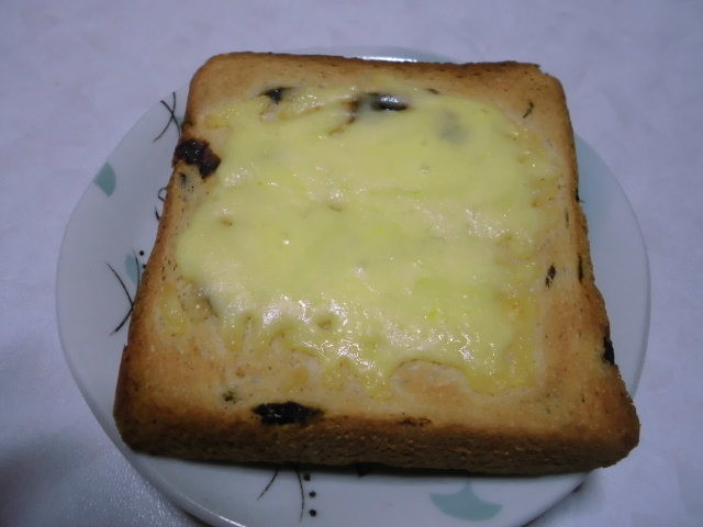 レーズンパンでチーズトーストの画像