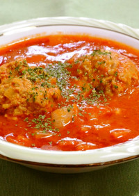 チーズの入った肉団子のトマト煮込みスープ