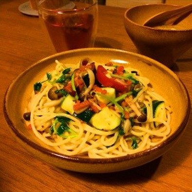 ズッキーニと彩り野菜のアンチョビパスタの写真
