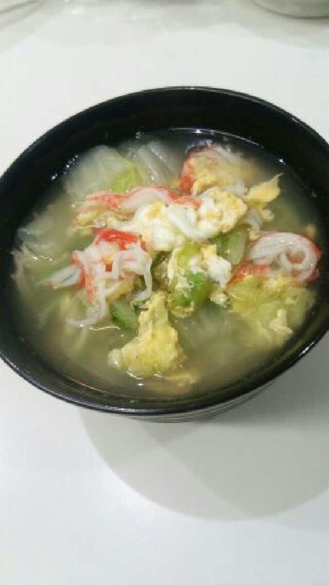 白菜、蟹カマ、卵で色鮮やかな中華スープ の画像