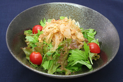 玉ねぎで食べるサラダ　ごま風味の写真