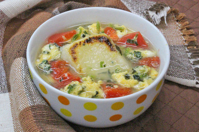 青菜とトマトの餅入り玉子スープの写真