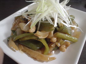 (∵)屋:セロリとナッツのオイスター炒め