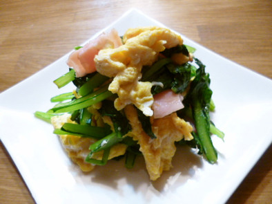 小松菜とベーコンの玉子炒めの写真
