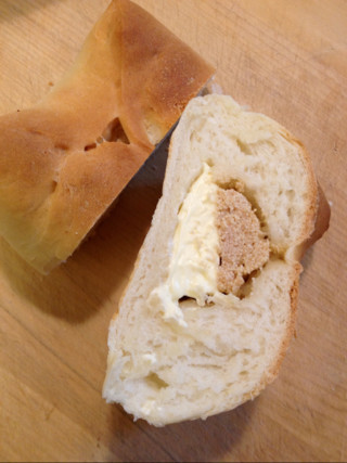 辛子明太子とクリームチーズの食事パンの画像