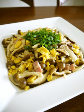 茸のベーコンと炒り卵のレモンバター炒め♪