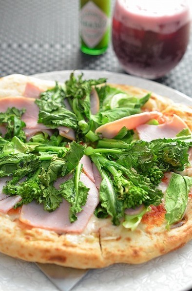 簡単に！春キャベツと菜の花･ハムのピザの写真