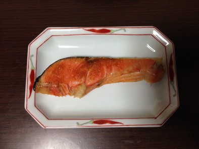 フライパンで焼魚の写真
