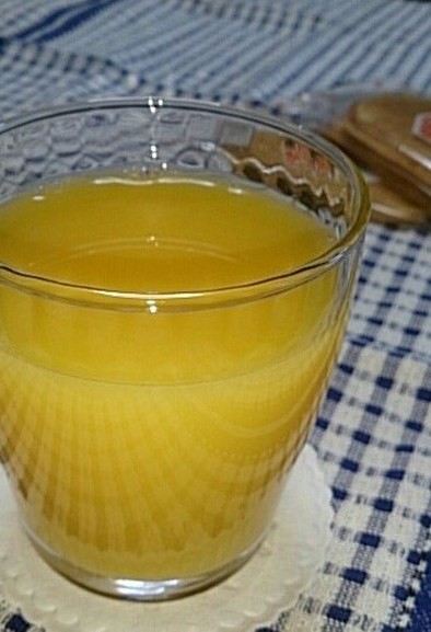 オレンジジュースにレモン汁を…。の写真