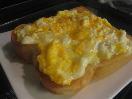 朝に簡単♪卵マヨチーズ トーストの画像