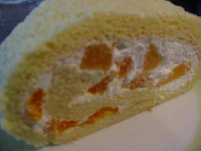 卵のフカフカ・ロールケーキの写真