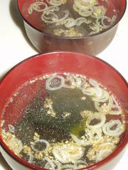 焼肉屋さんのわかめスープの写真
