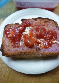 紫芋の食パンのトースト(イチゴジャム付)