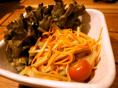 ドライマンゴーとにんじんのタイ風サラダの写真