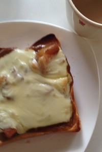朝食、一人飯に☆残りカレーチーズトースト