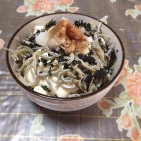 簡単☆朝のコウナゴ豆腐海藻丼♪の画像