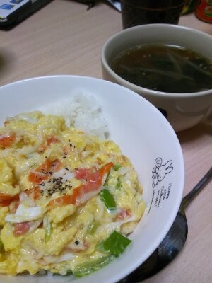 ふんわりカニ玉丼(アンなし)×中華スープの画像