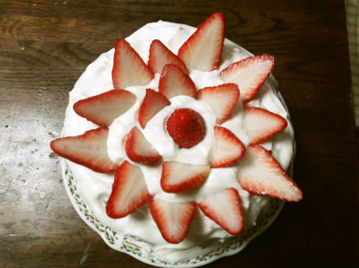 イチゴのホールケーキの画像