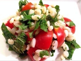 押麦とトマト、大葉のサラダの画像