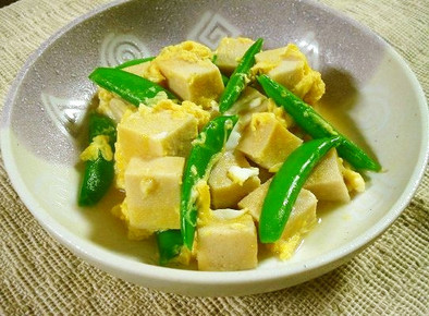 スナップエンドウと高野豆腐の卵とじの写真