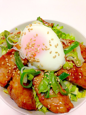 簡単!にんにく入りスタミナ豚の温玉丼♡