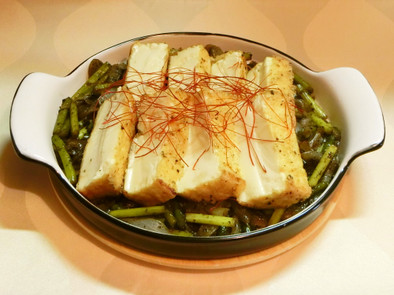 にんにくの芽と厚揚げ豆腐ステーキの写真