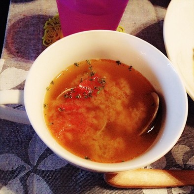 蛤(浅利)とトマトのお味噌汁♡の写真